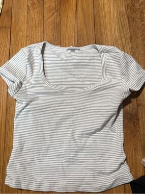 Pink Rose Scoop Neck Short Sleeve Striped Tee - White & Light Gray